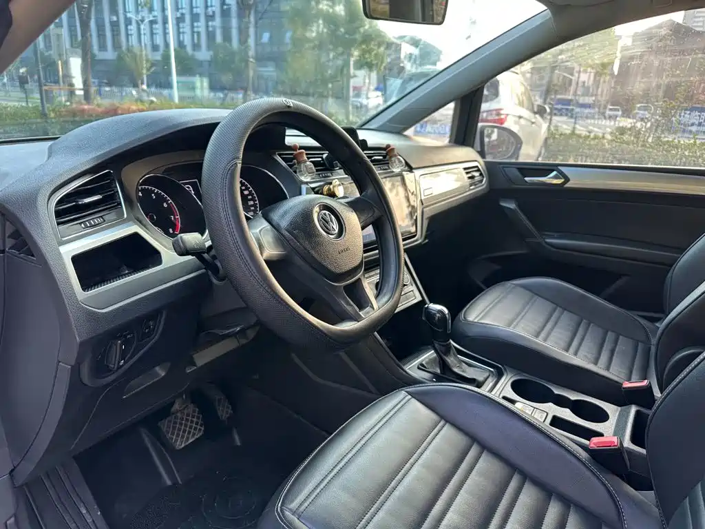 Volkswagen Touran 2018 — фото 25