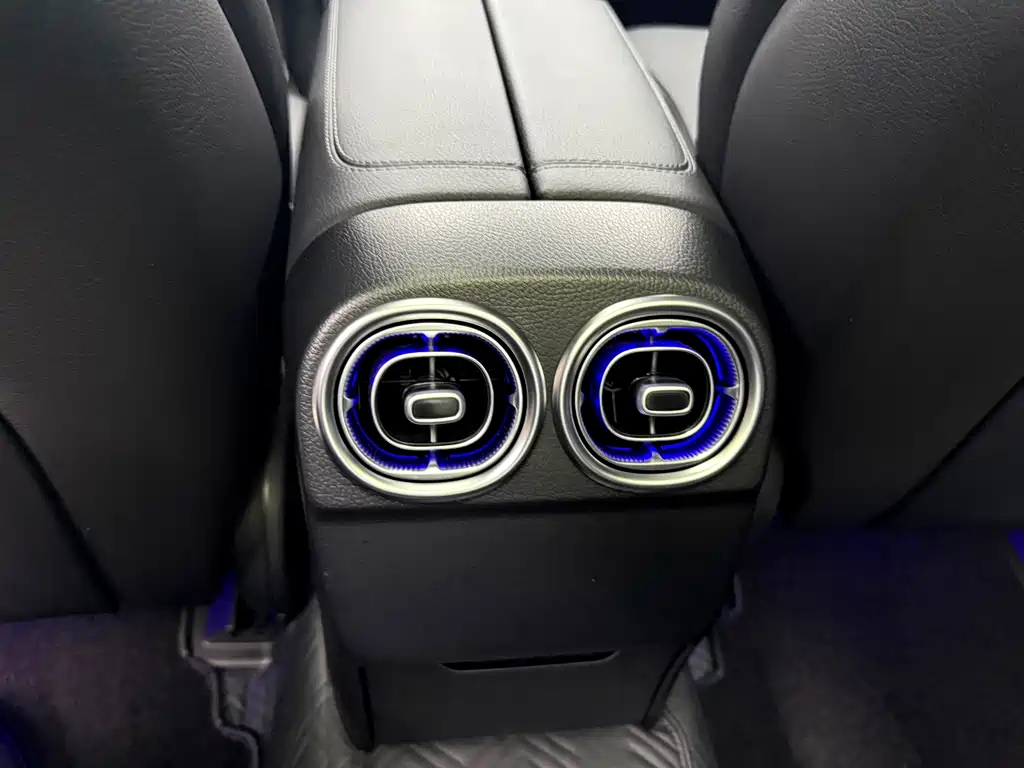 Mercedes-Benz C-Class 2023 — фото 17