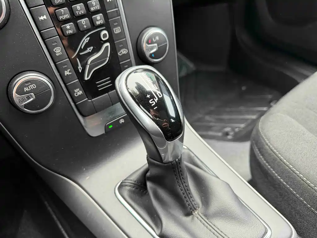 Volvo V40 2017 — фото 10
