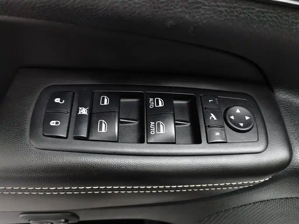 Jeep Grand Cherokee 2014 — фото 9