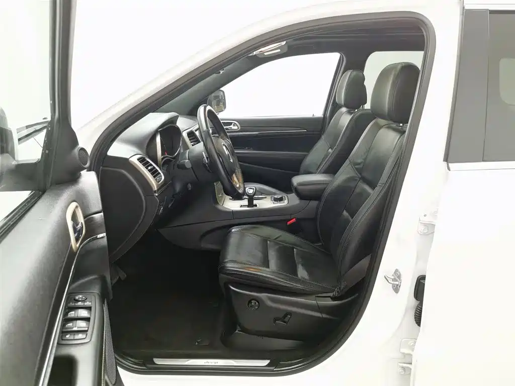 Jeep Grand Cherokee 2014 — фото 10