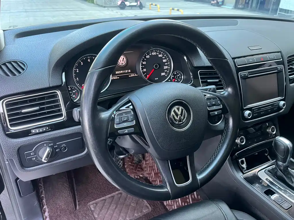 Volkswagen Touareg 2017 — фото 11