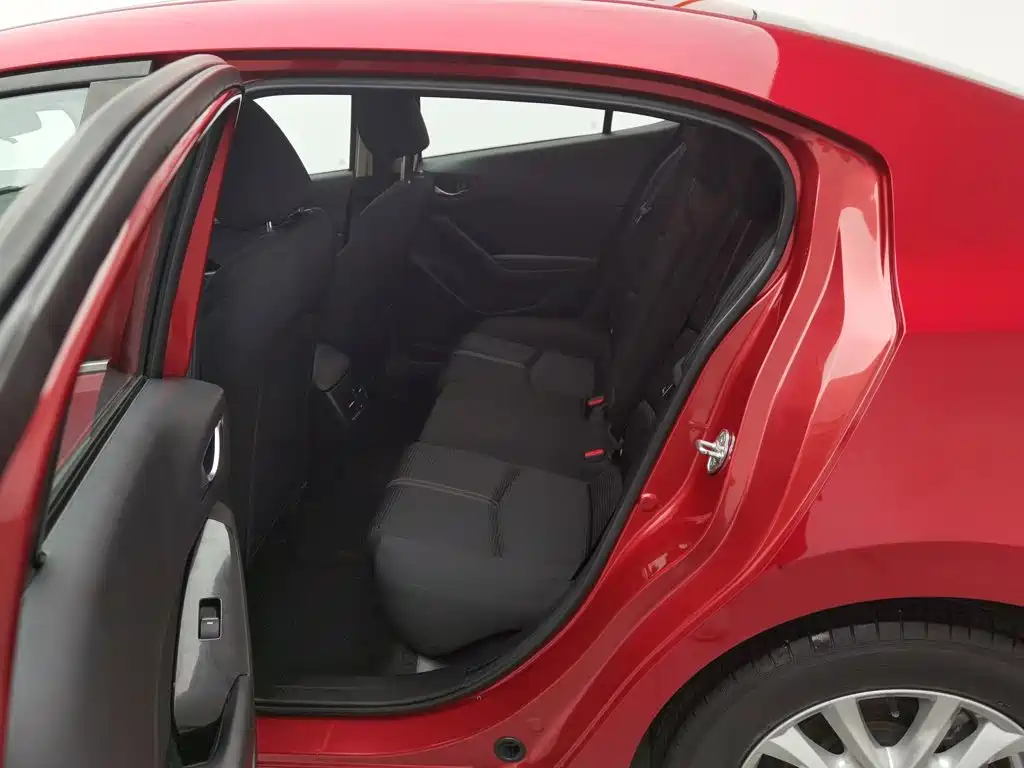 Mazda 3 Axela 2018 — фото 15