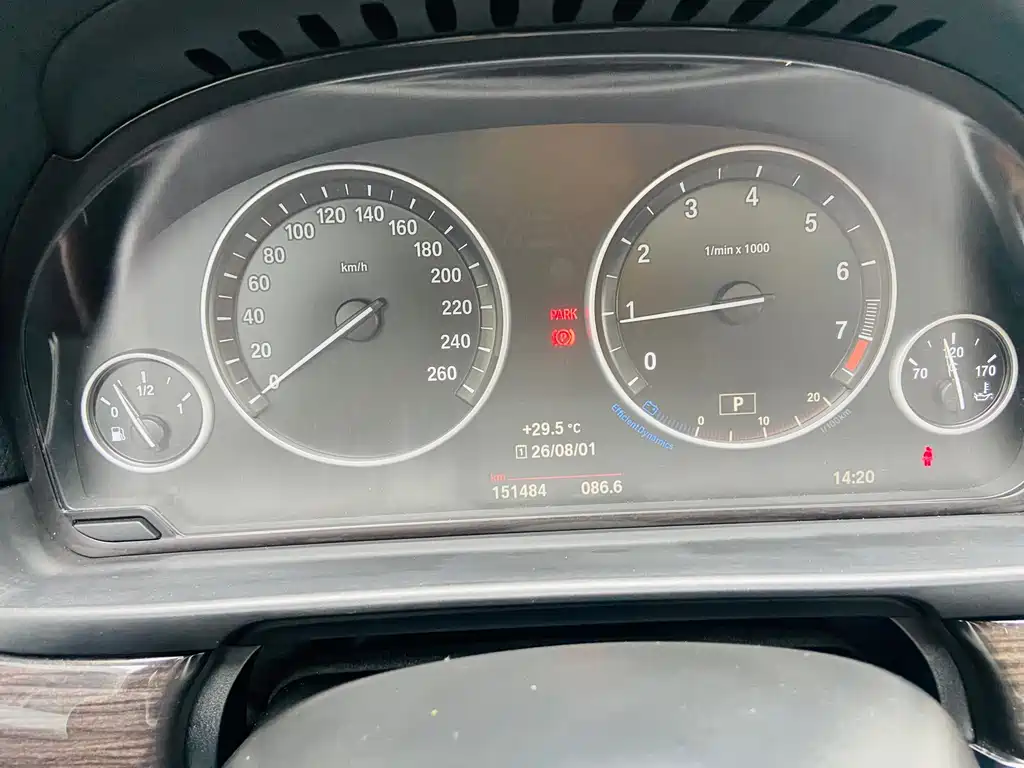 BMW 5 Series 2015 — фото 20