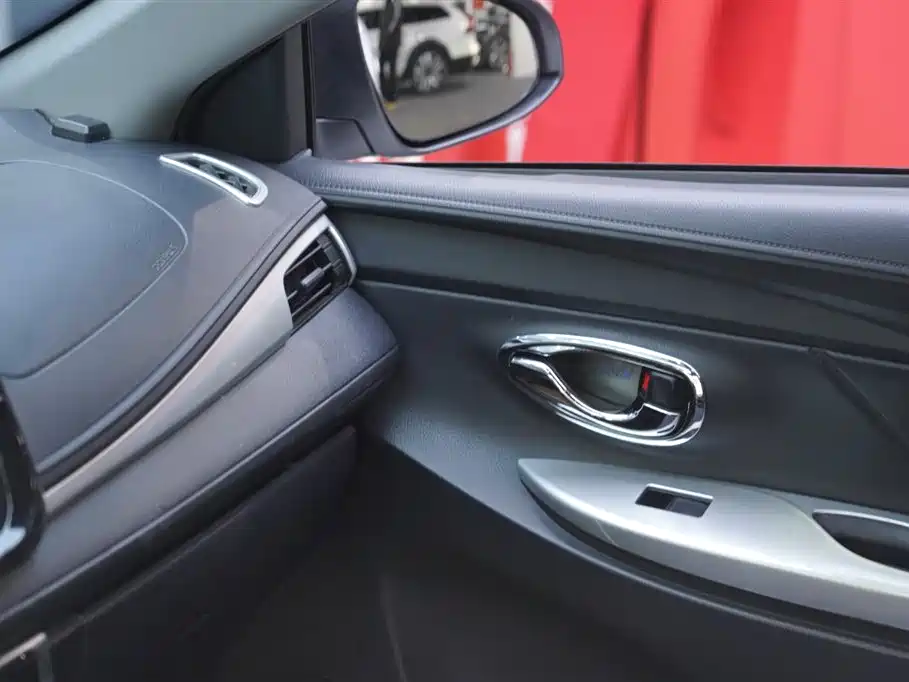 Toyota Yaris L 2017 — фото 13