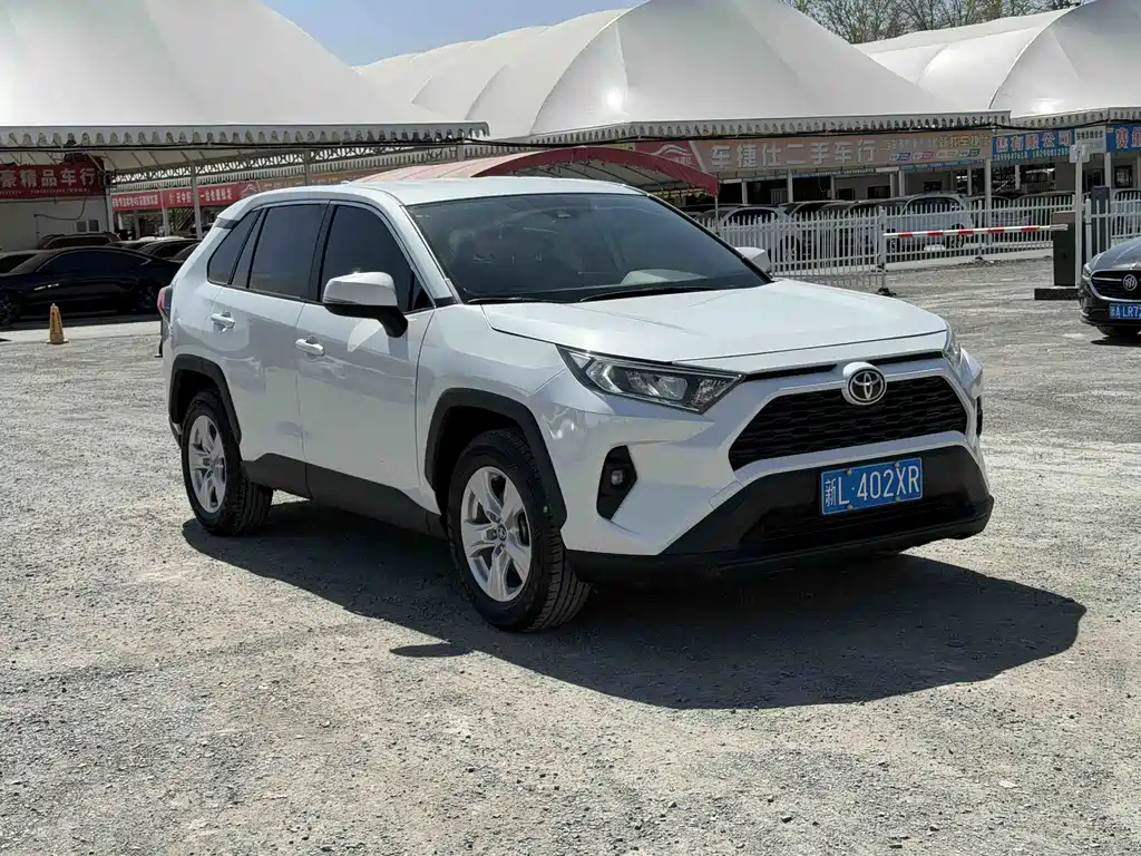 Toyota RAV4 2023 — фото 3
