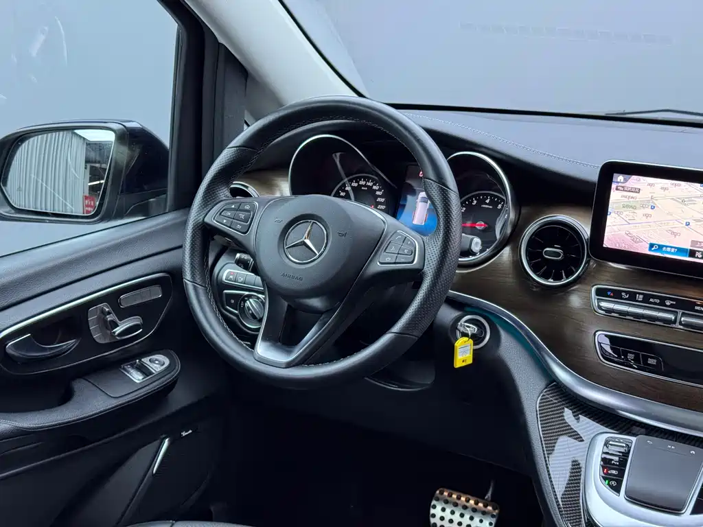 Mercedes-Benz V-Class 2022 — фото 16