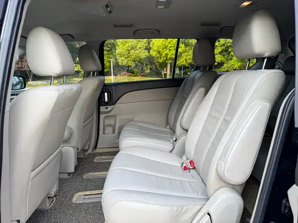 Mazda 8 2013