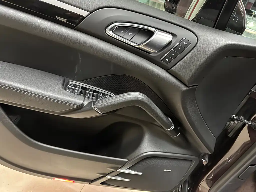 Porsche Cayenne 2017 — фото 10