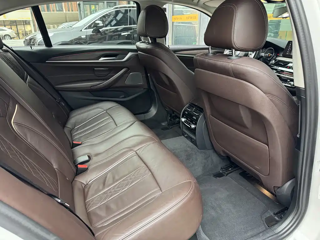 BMW 5 Series 2018 — фото 19