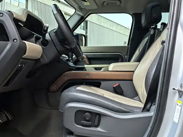 Land Rover Defender 2021