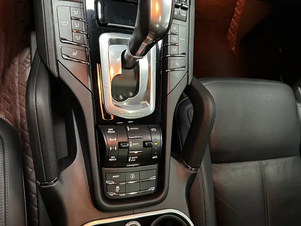 Porsche Cayenne 2017 — фото 16