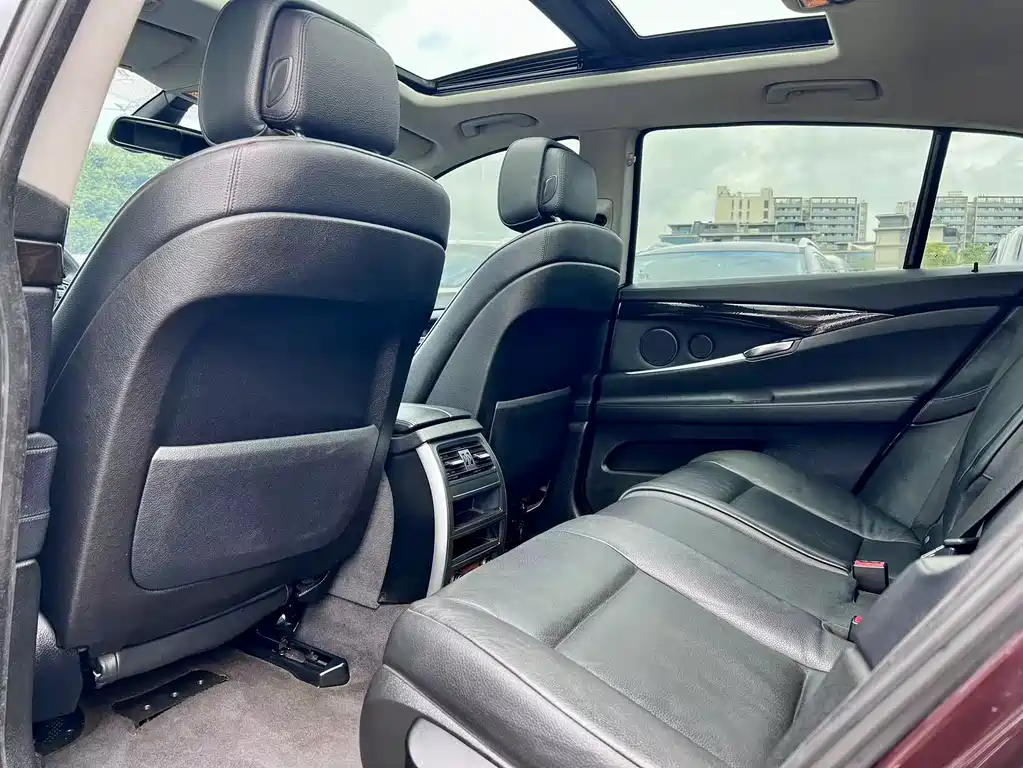 BMW 5 Series GT 2012 — фото 10