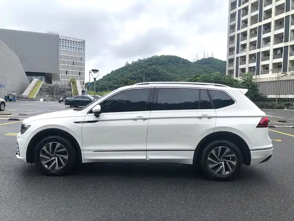Volkswagen Tiguan L Plug-In Hybrid 2021