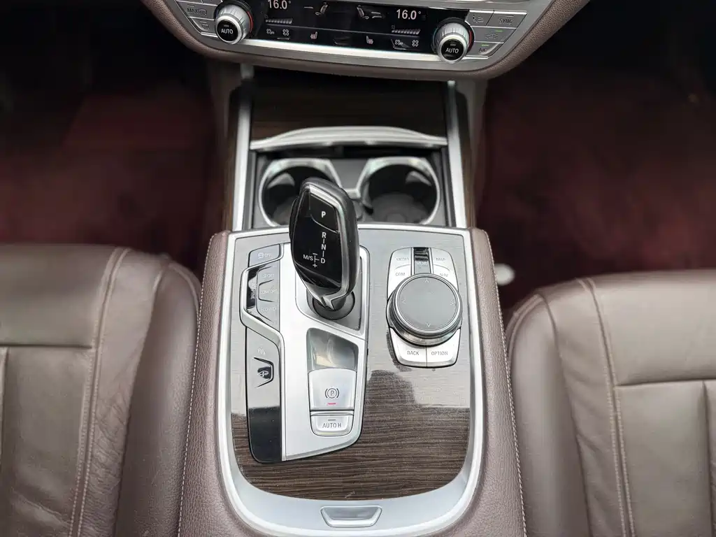 BMW 7 Series 2017 — фото 15