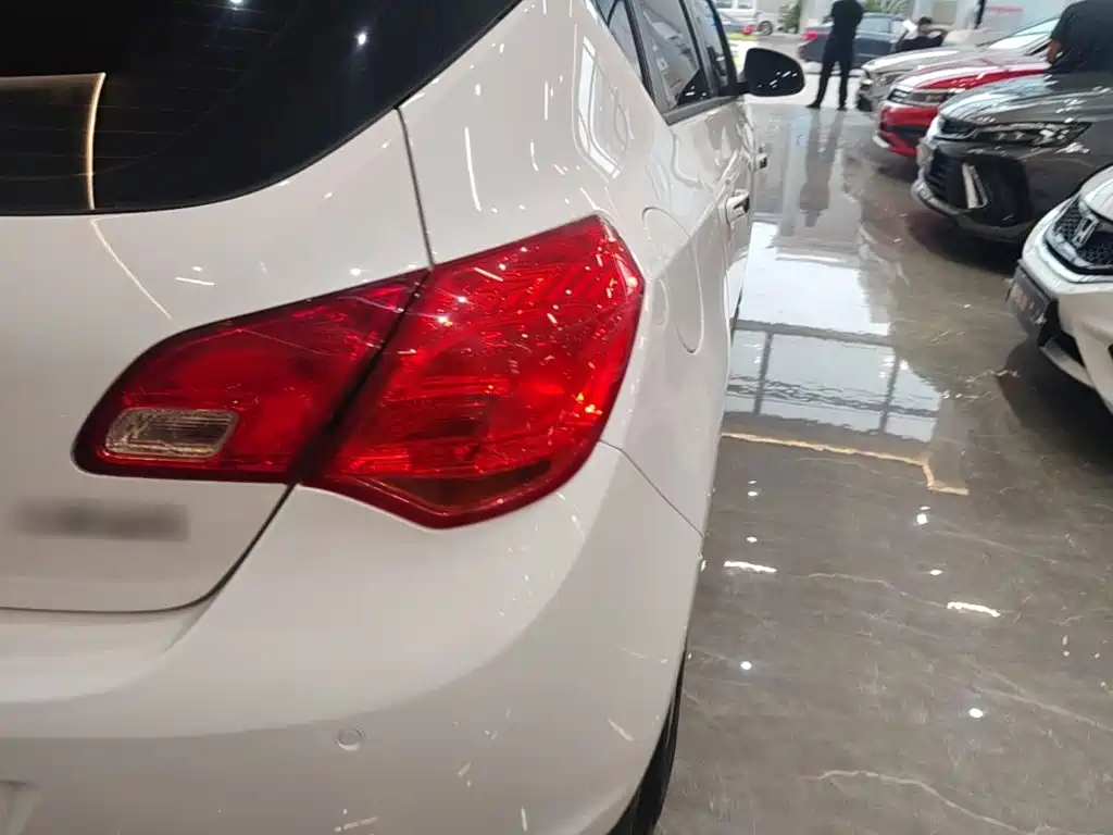 Buick Excelle 2015 — фото 8