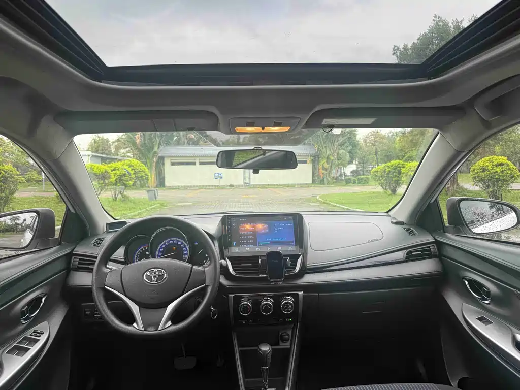 Toyota Yaris L 2017 — фото 10