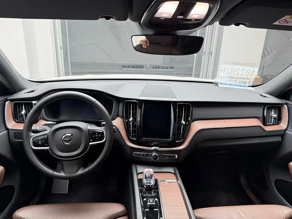 Volvo XC60 2025 — фото 11