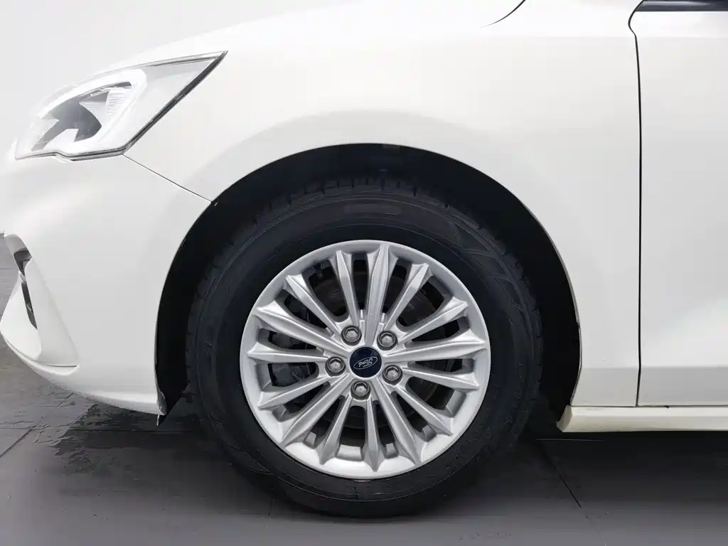Ford Focus 2019 — фото 17