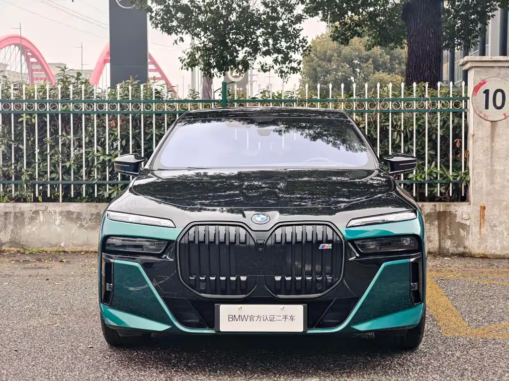 BMW i7 M70L 2024 — фото 2