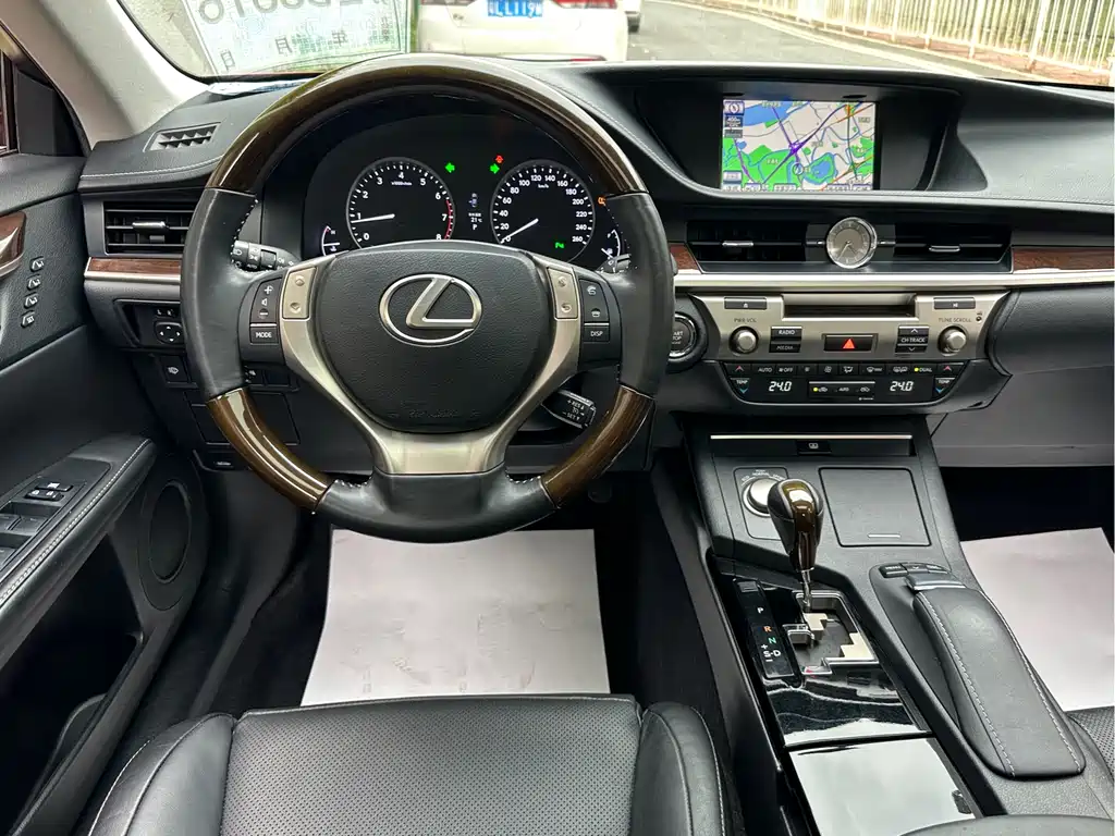 Lexus ES 2014 — фото 18