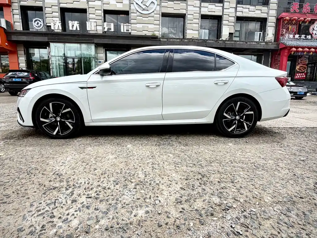 Skoda Octavia 2023 — фото 8