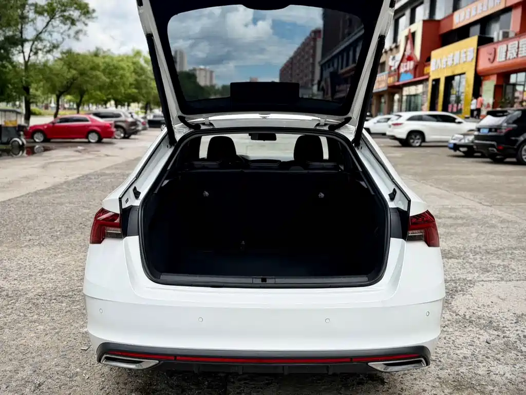 Skoda Octavia 2023 — фото 14