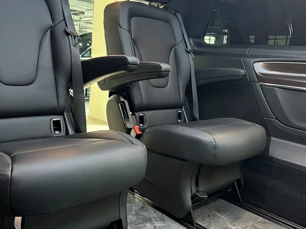 Mercedes-Benz V-Class 2023 — фото 13