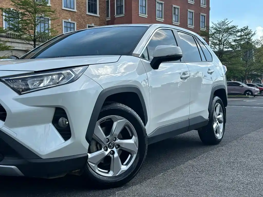 Toyota RAV4 2020 — фото 10