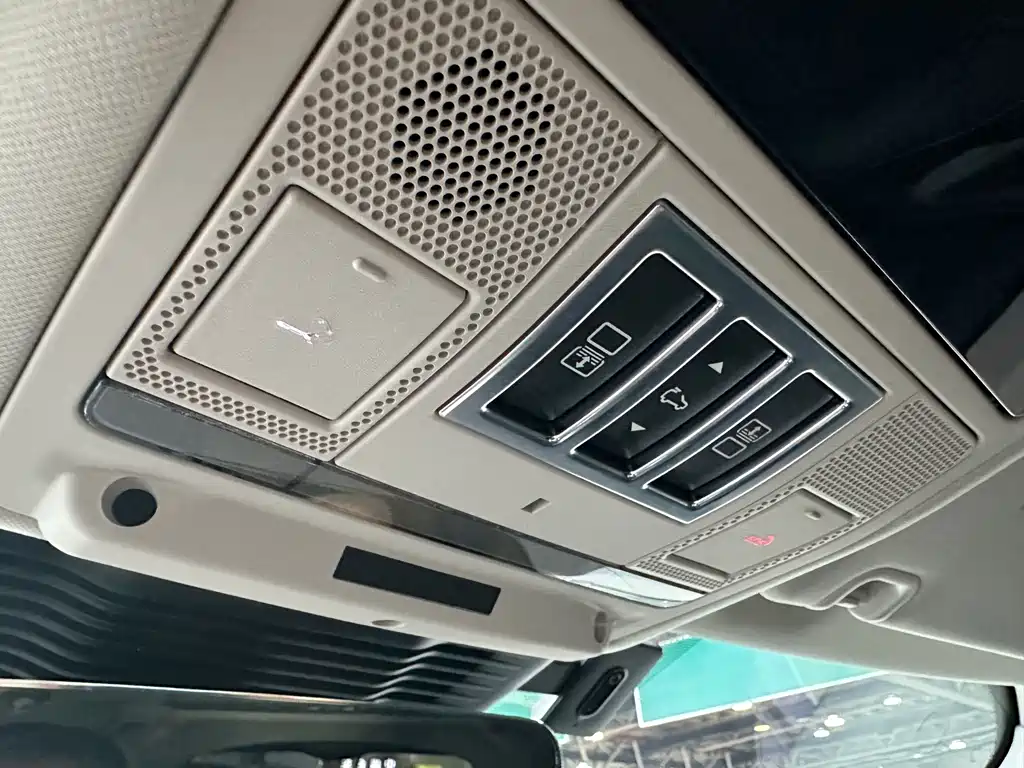 Land Rover Discovery 2023 — фото 13