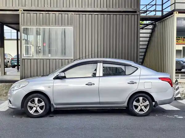 Nissan Sunny 2011