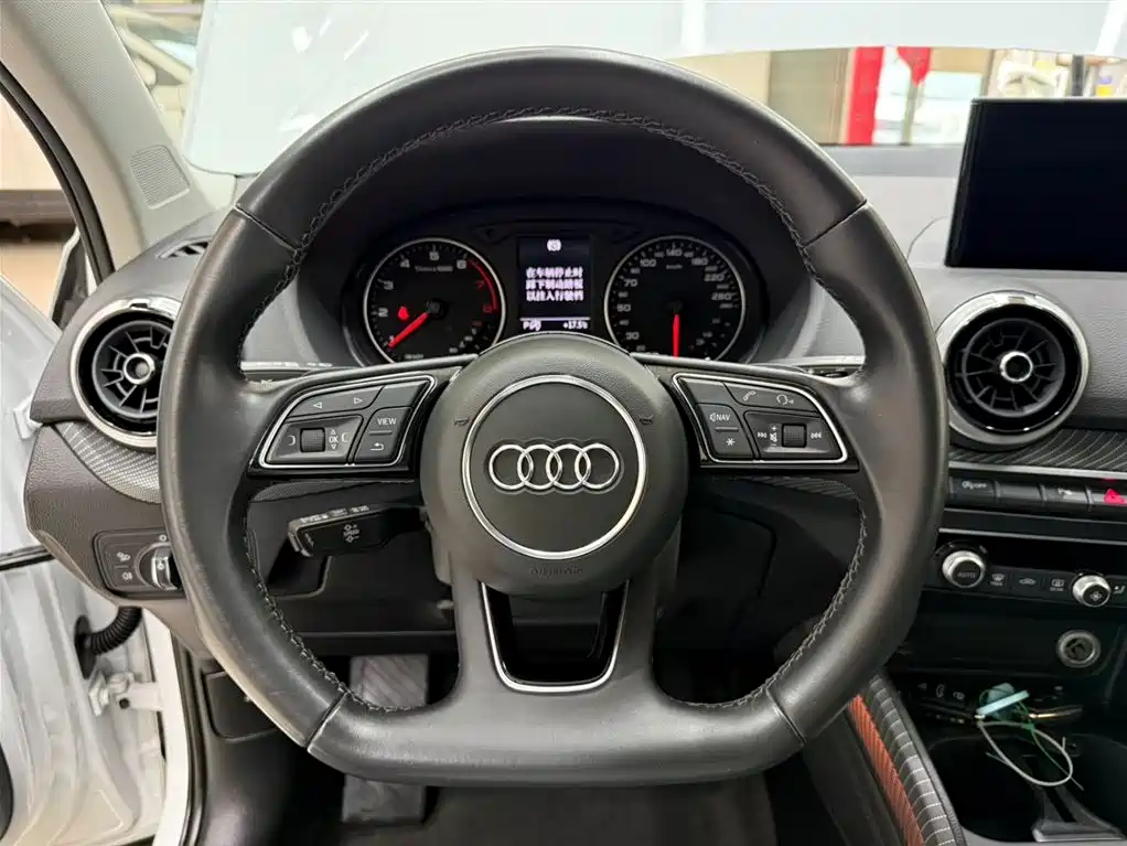Audi Q2L 2023 — фото 11