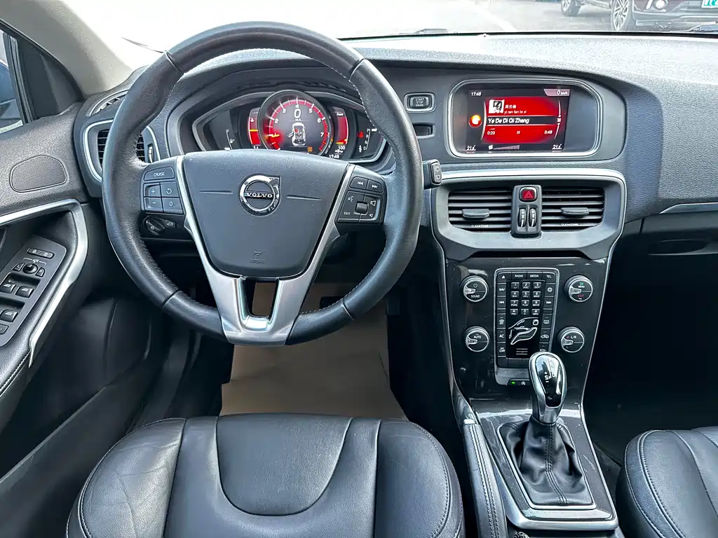 Volvo V40 2018 — фото 16
