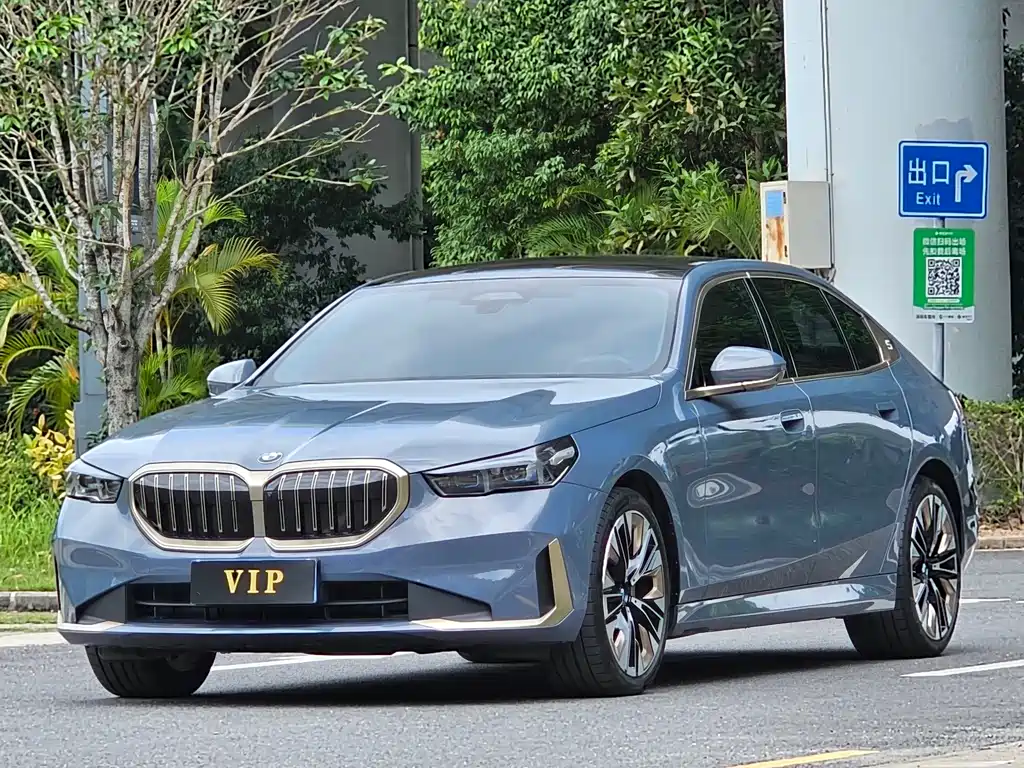 BMW 5 Series 2025 — фото 1