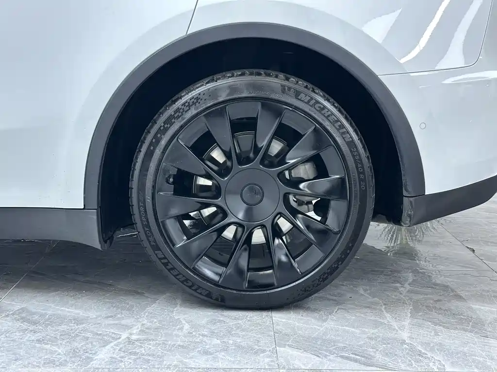 Tesla Model Y 2022 — фото 13