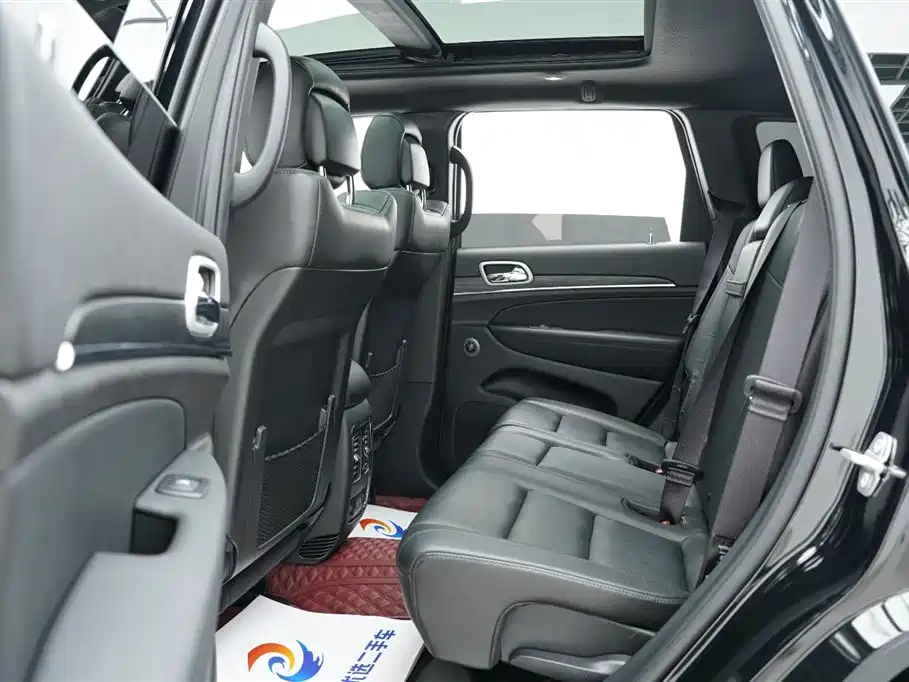 Jeep Grand Cherokee 2022 — фото 10