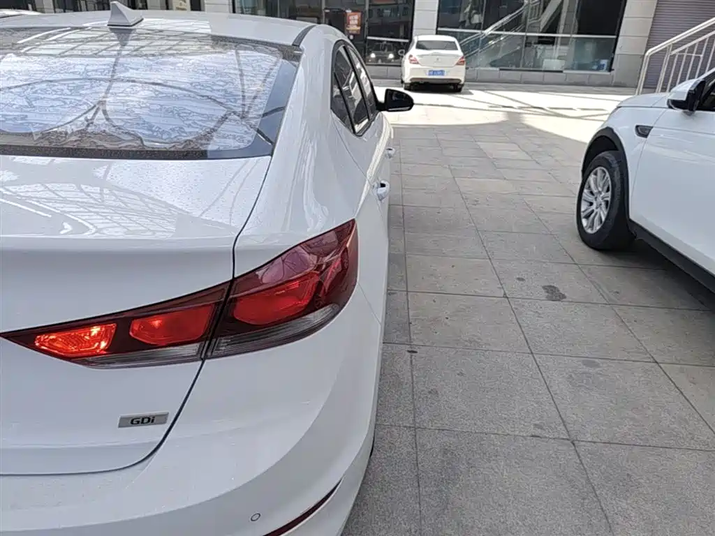 Hyundai Elantra 2016 — фото 8