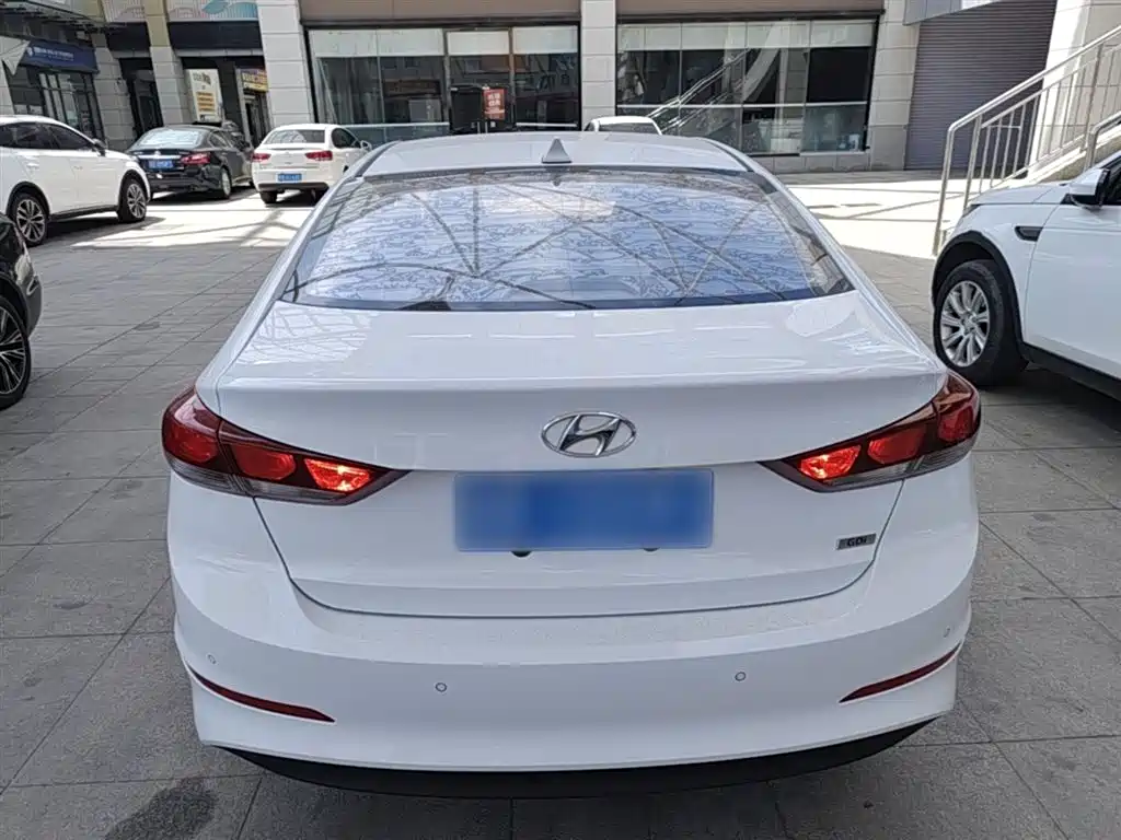 Hyundai Elantra 2016 — фото 6
