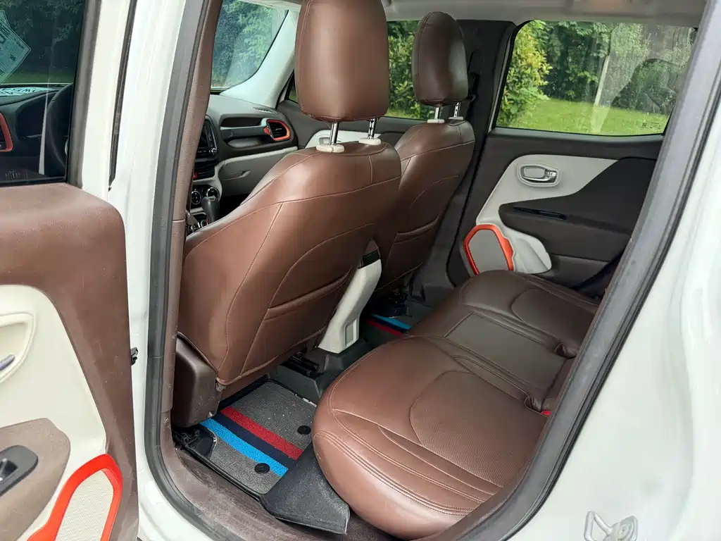 Jeep Renegade 2016 — фото 10