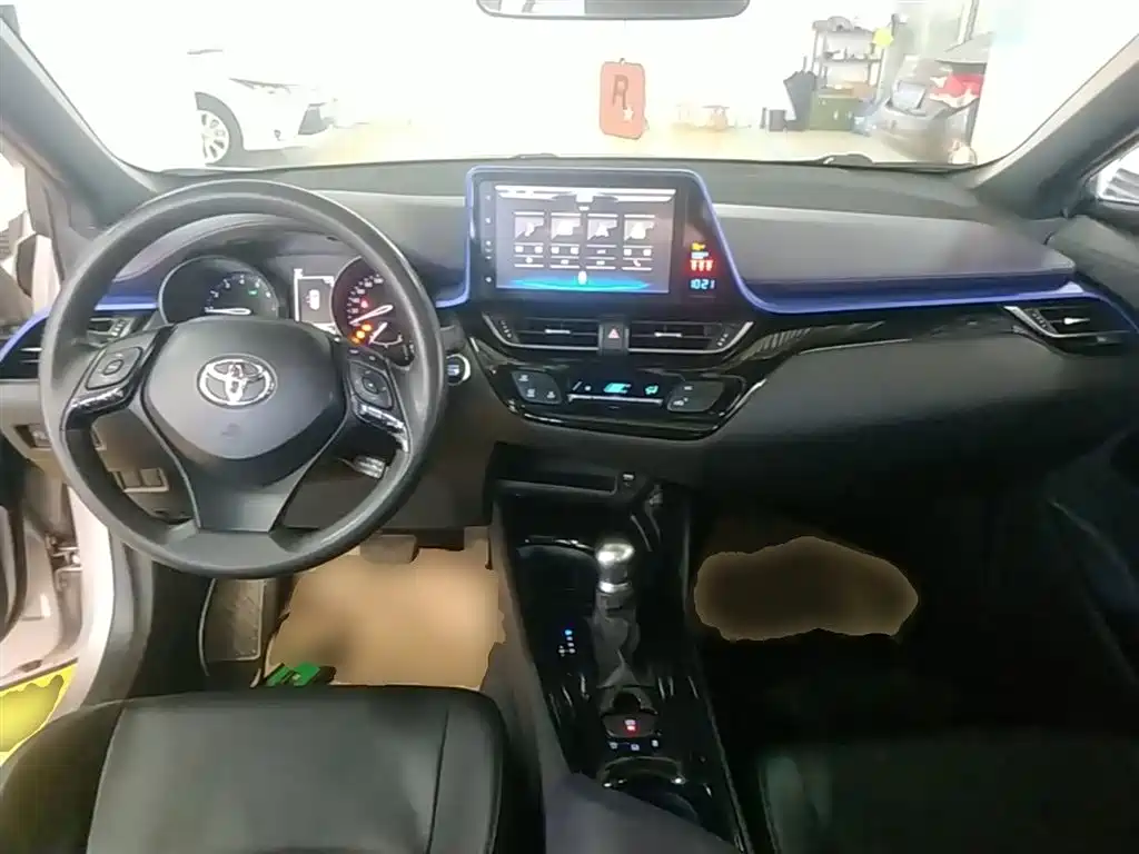 Toyota C-HR 2019 — фото 10