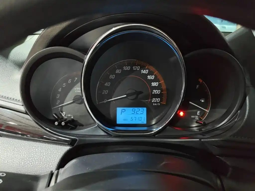 Toyota Yaris L 2021 — фото 12