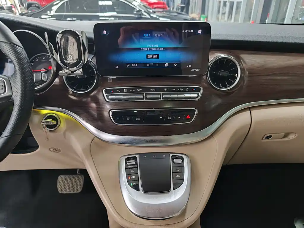 Mercedes-Benz V-Class 2020 — фото 17