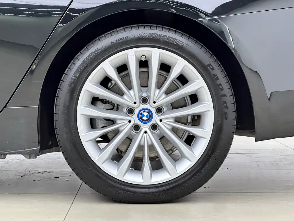 BMW 5 Series New Energy 2019 — фото 17
