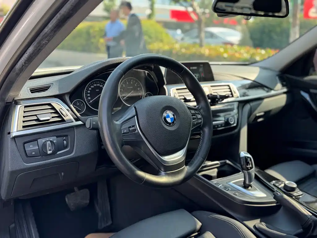 BMW 3 Series 2017 — фото 11