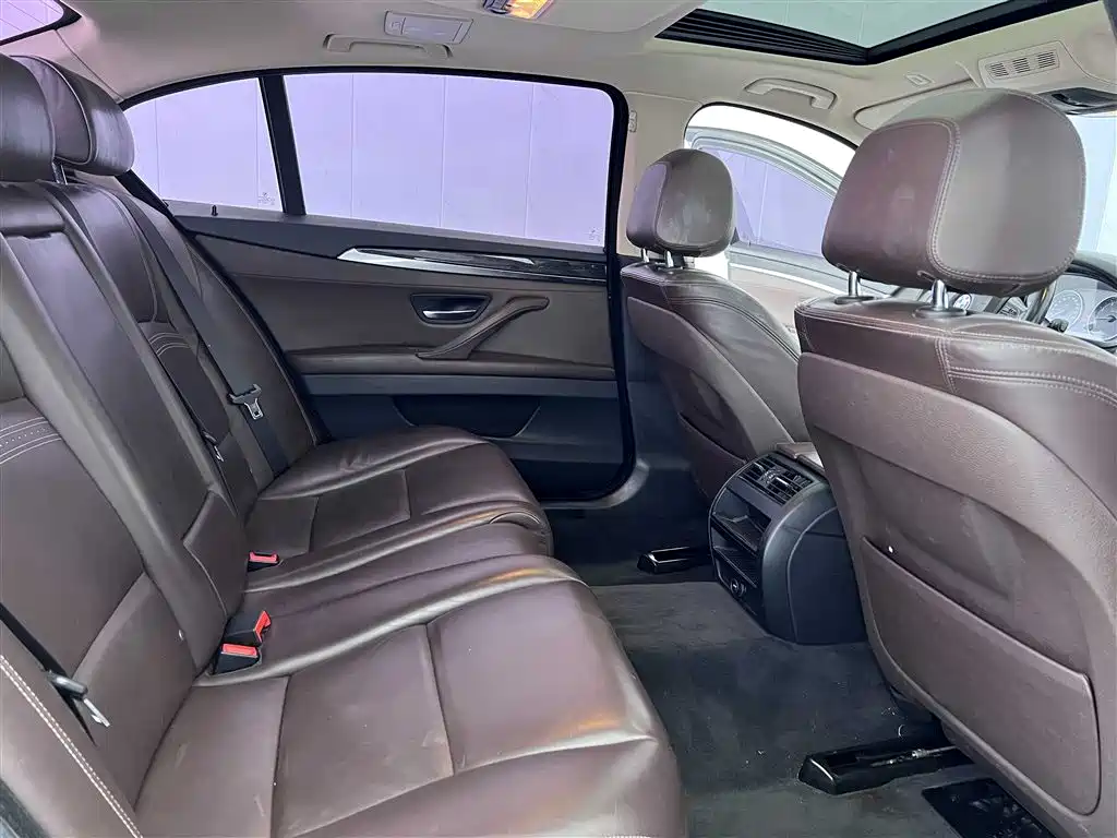 BMW 5 Series 2015 — фото 11