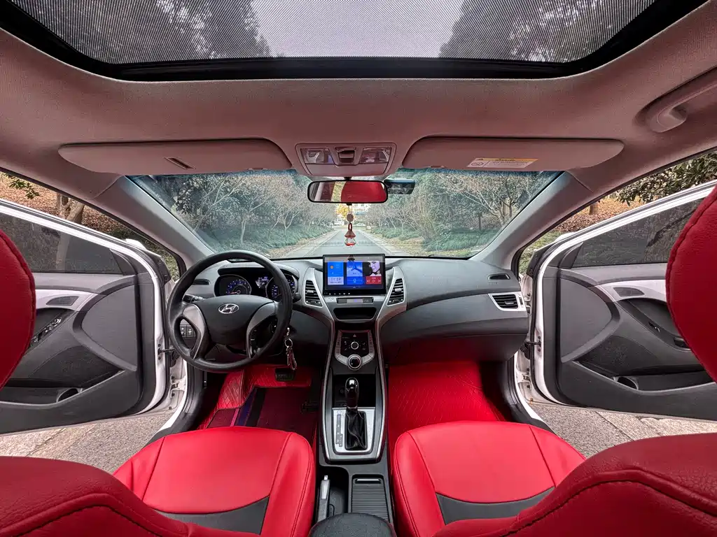 Hyundai Elantra 2017 — фото 16