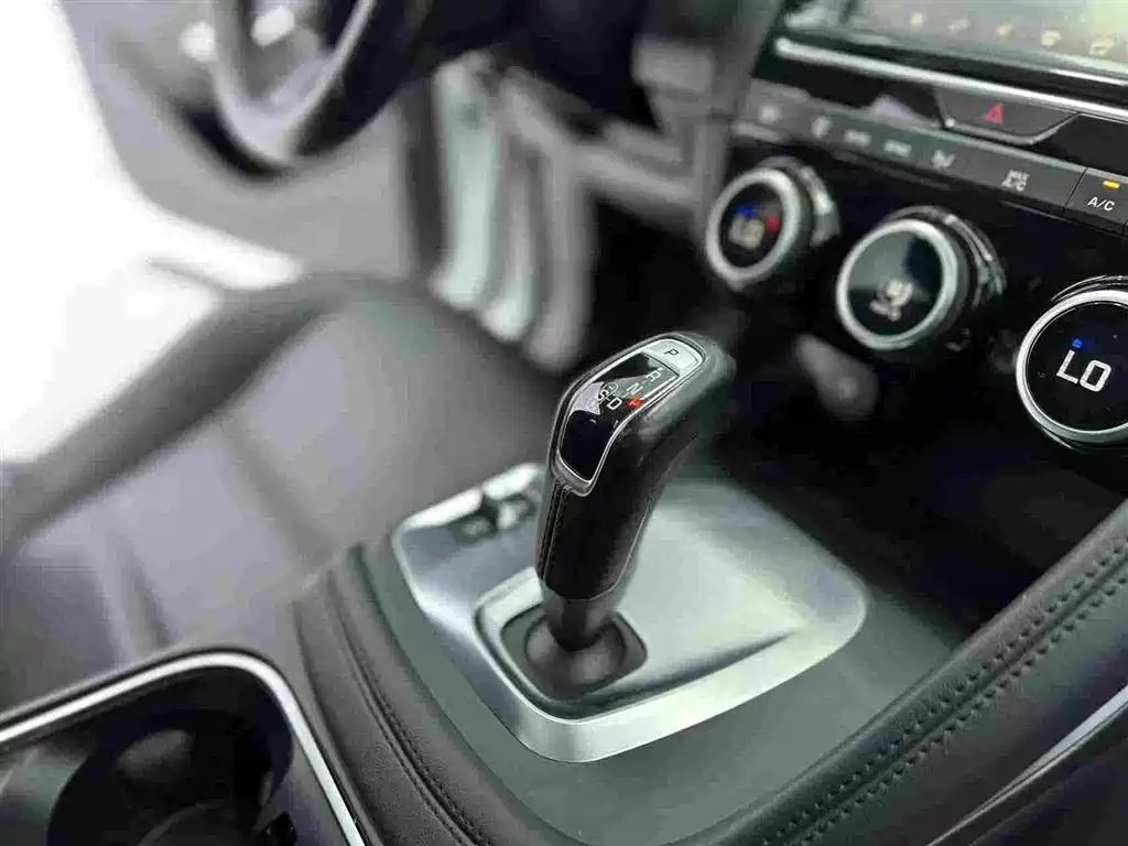 Jaguar E-PACE 2020 — фото 13