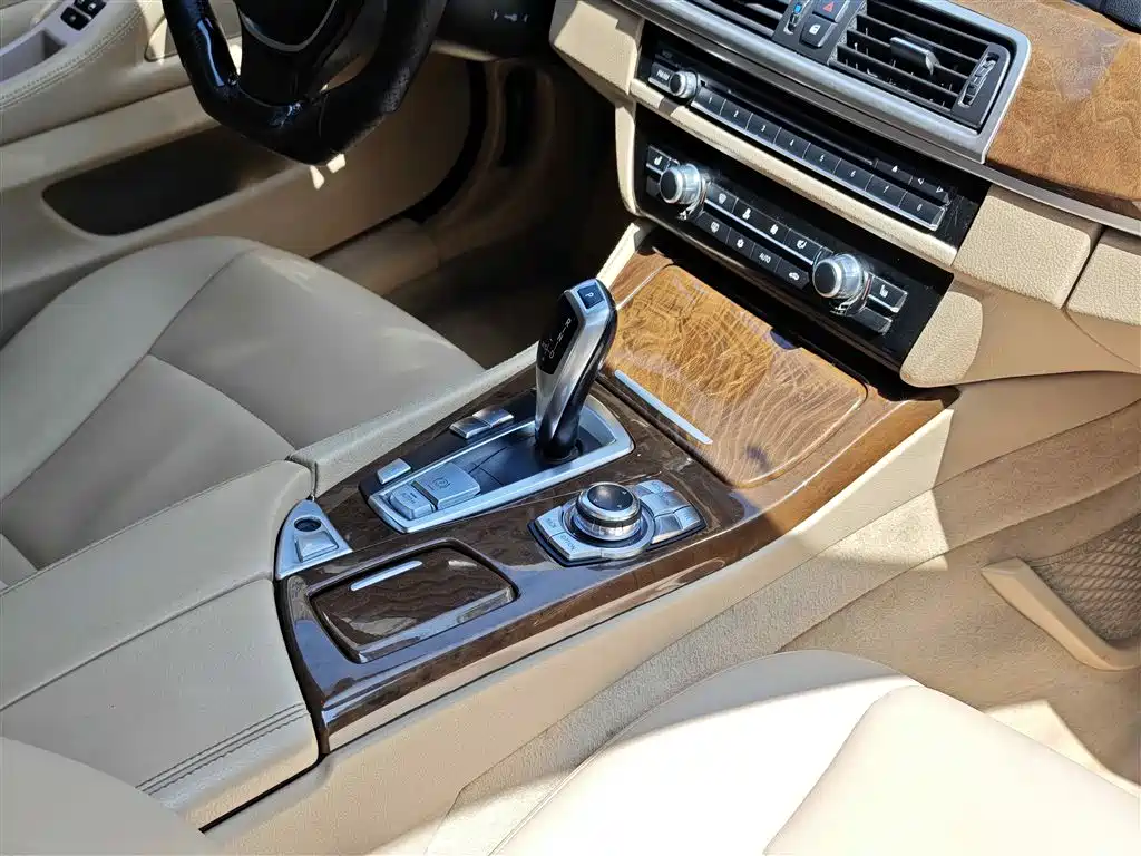 BMW 5 Series 2011 — фото 14