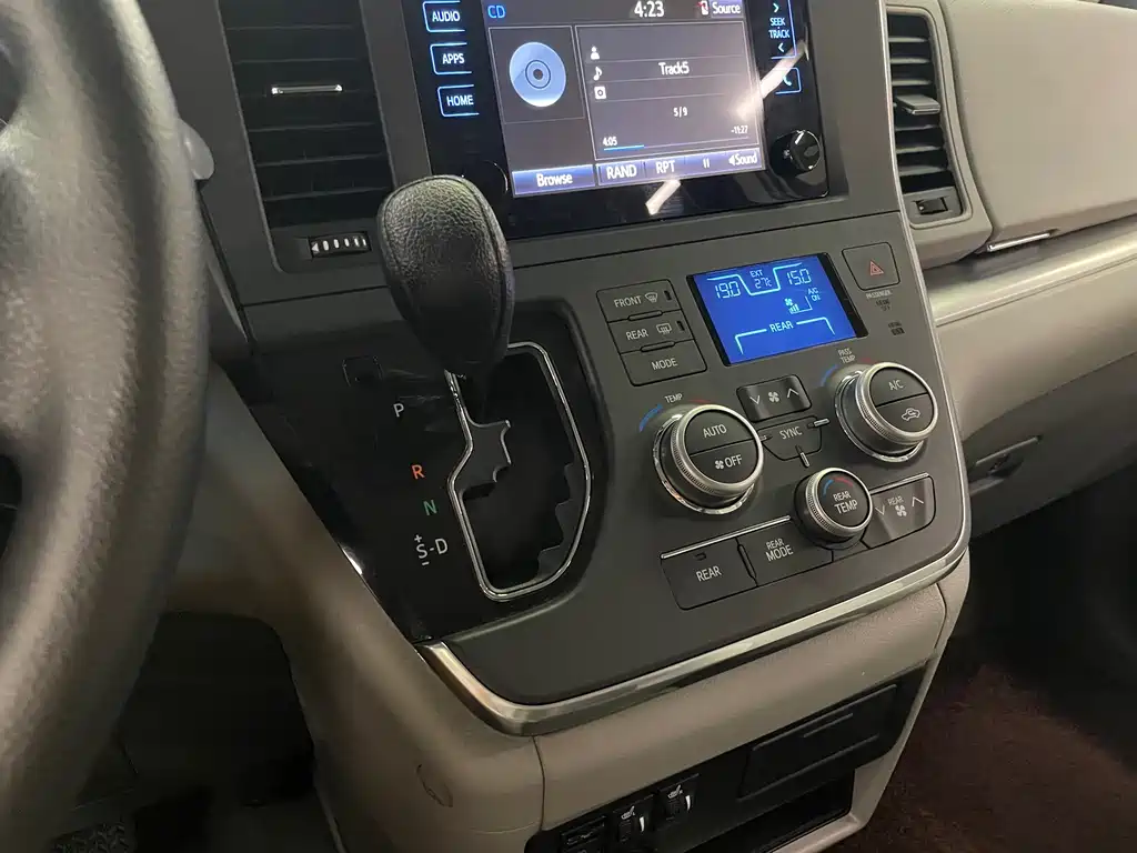Toyota Sienna 2016 — фото 20