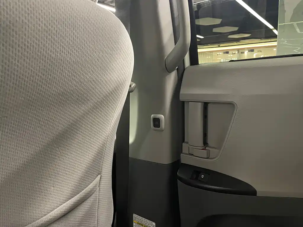Toyota Sienna 2016 — фото 35